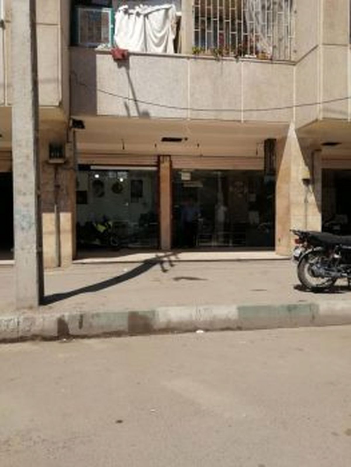 رفع مزاحمت واحدهای غیر مجاز خرید و فروش خودرو در شهرک سهیل منطقه ۱۹