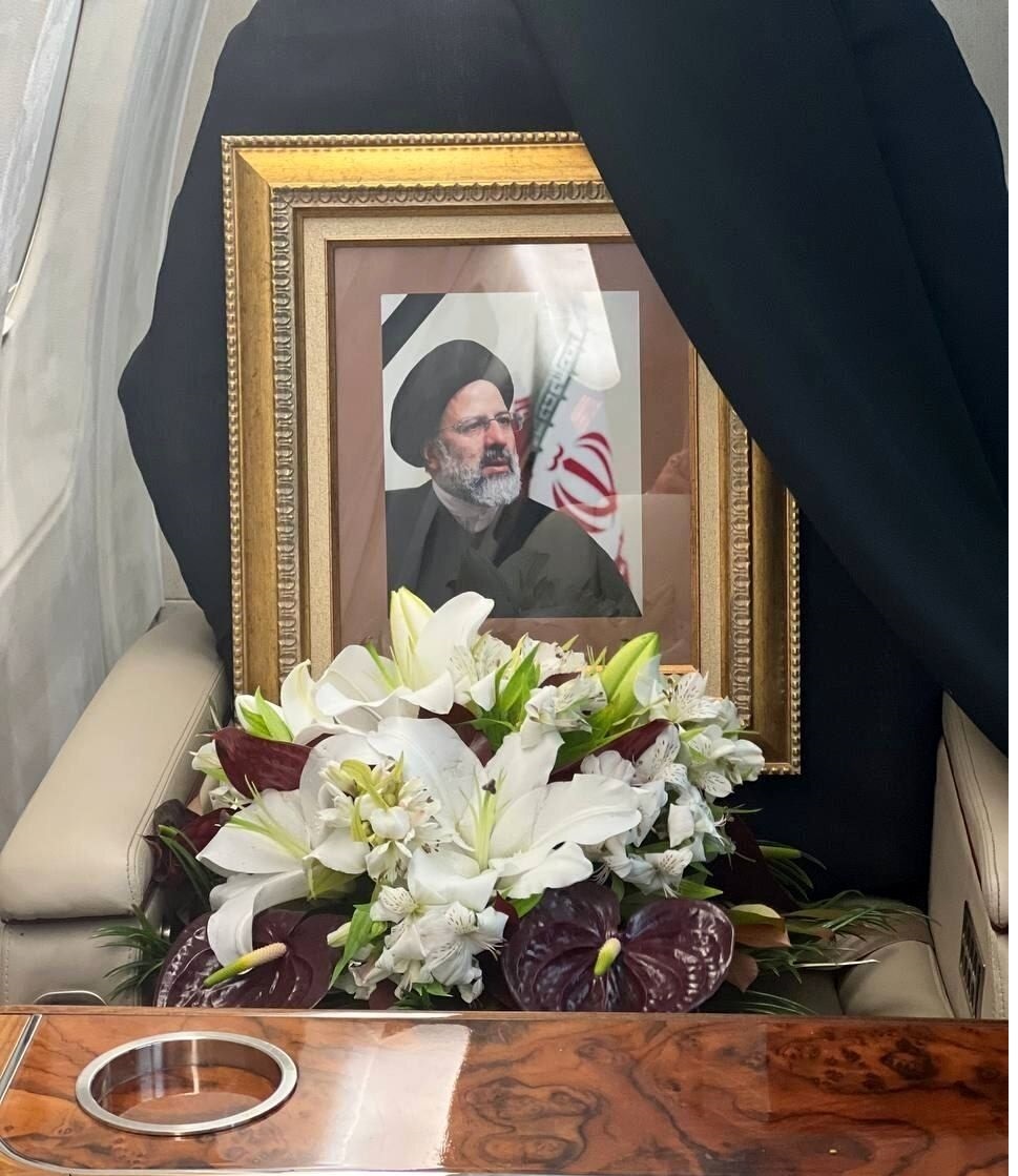 تصاویری تلخ از صندلی خالی شهید رییسی و شهید موسوی در هواپیمای ریاست جمهوری