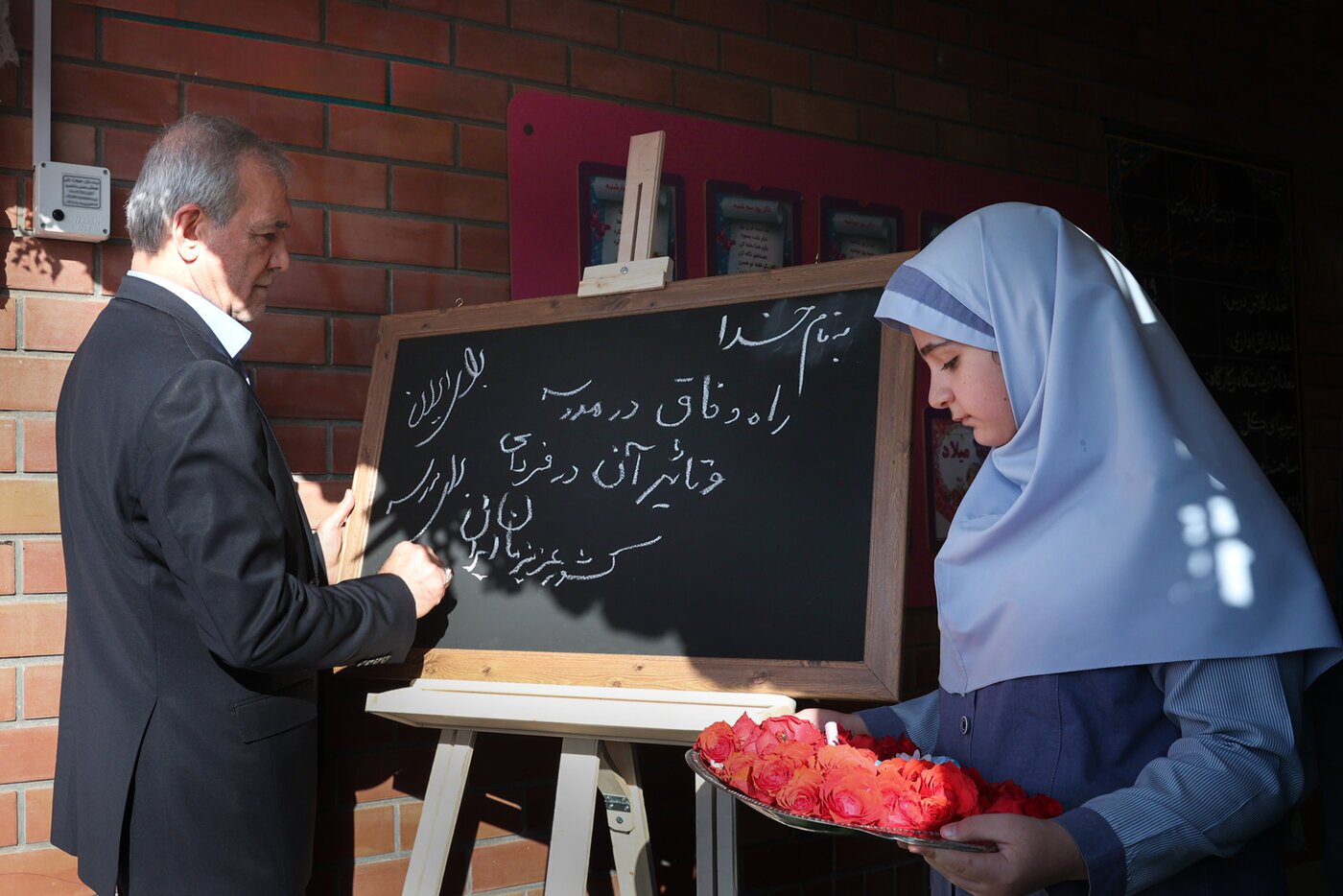 پزشکیان امروز روی تخته سیاه مدرسه دخترانه چه نوشت؟ + عکس