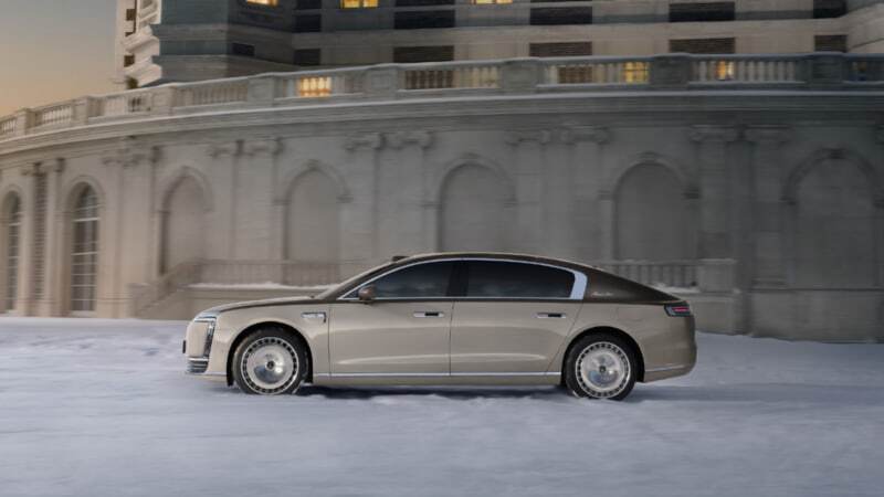 سدان انرژی نو ماکسترو اس800 از هواوی و JAC تا ژانویه 2026 عنوان پرفروش ‌ترین سدان لوکس در چین را حفظ کرد. این خودرو در مجموع بیشتر از ب ام و سری7 و مرسدس بنز اس کلاس فروش داشته است./