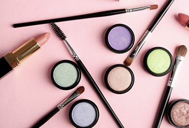 بلع ناخواسته رژلب و افزایش خطر جذب فلزات سنگین